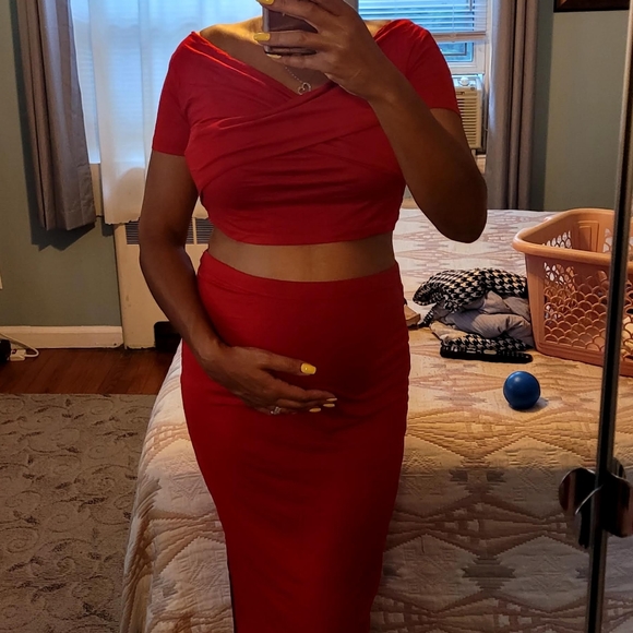 Maternity cross off shoulder top and split hem skirt set in red - Picture 3 of 4